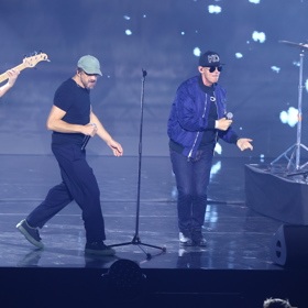 Dan Bárta a Oto Klempíř během vystoupení. 