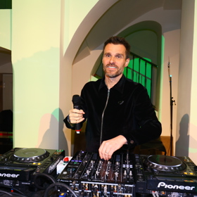 Leoš Mareš to za pultem rozjel.