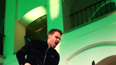 FOTO: Leoš Mareš jako rocker na pódiu.
