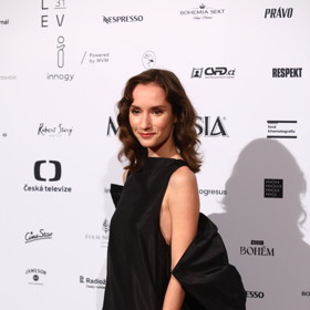 Také Eliška Křenková podlehla kouzlu obřích mašlí.