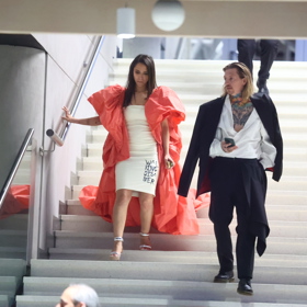 Eva Burešová měla dlouhou vlečku, musela si tak dát pozor na schodech.