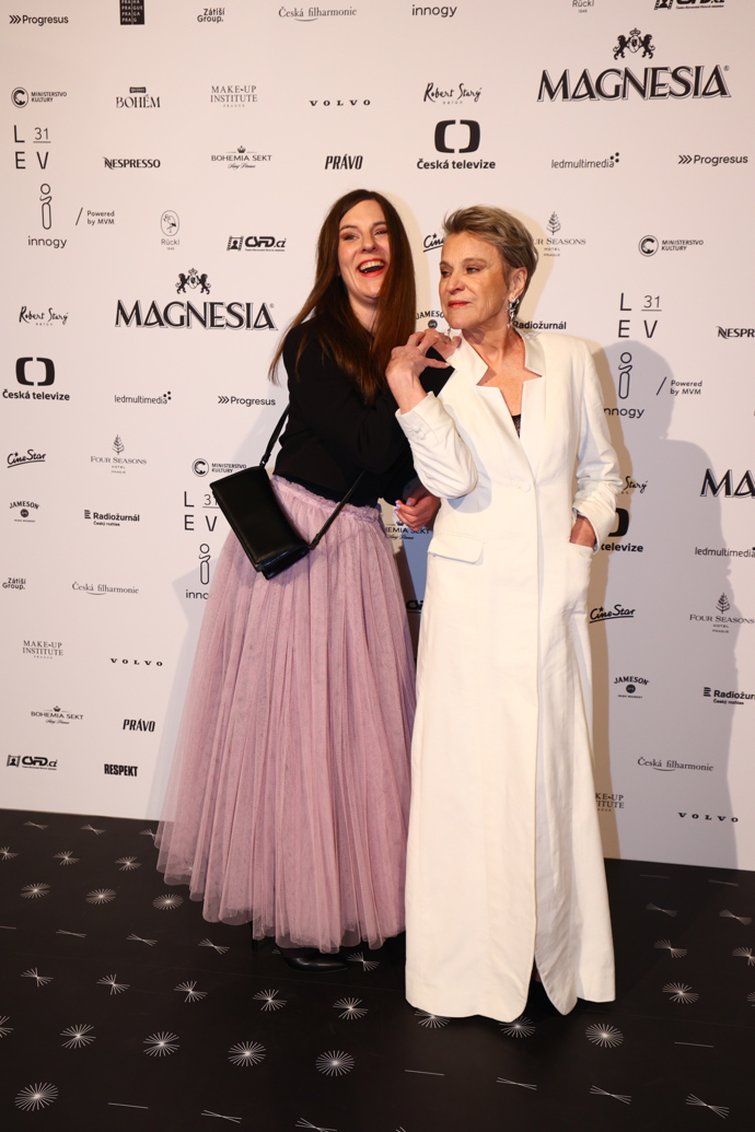 Simona Peková u fotostěny se svým doprovodem.
