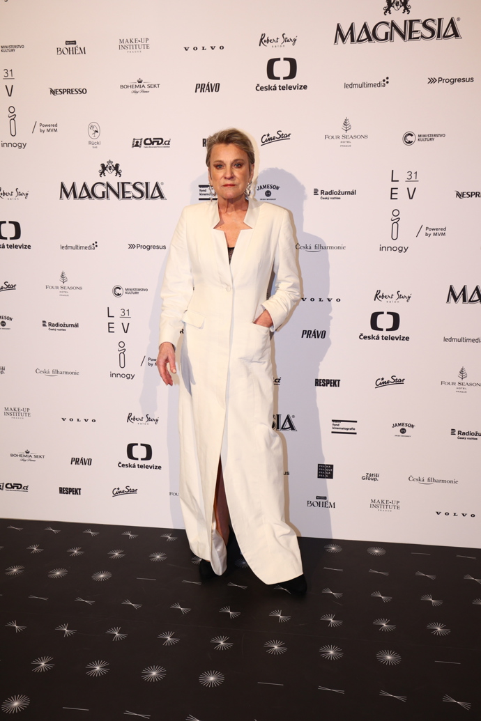 Simona Peková brzy oslaví sedmdesátiny, vitální se prý udržuje dlouhým spánkem.