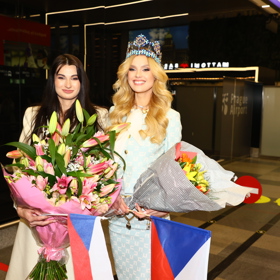 Česká vítězka Miss World se na Letišti Václava Havla dočkala přivítání od novinářů i fanoušků.