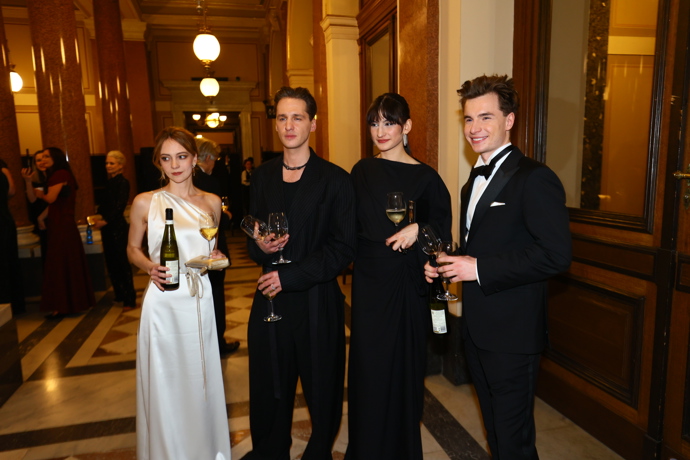 Jan Nedbal s přítelkyní Sárou a Oskar Hes s přítelkyní Dorotou. 