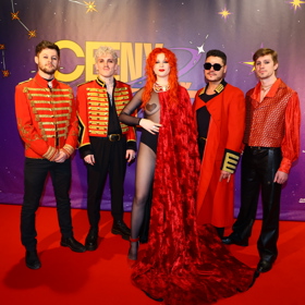 Žofie Dařbujánová s kapelou MYDY.