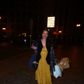 Kristýna Leichtová ověšená taškami dorazila po premiéře na party Novy.