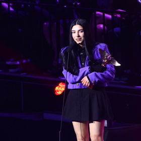 Pam Rabbit si v O2 universu převzala svou první sošku Anděla.