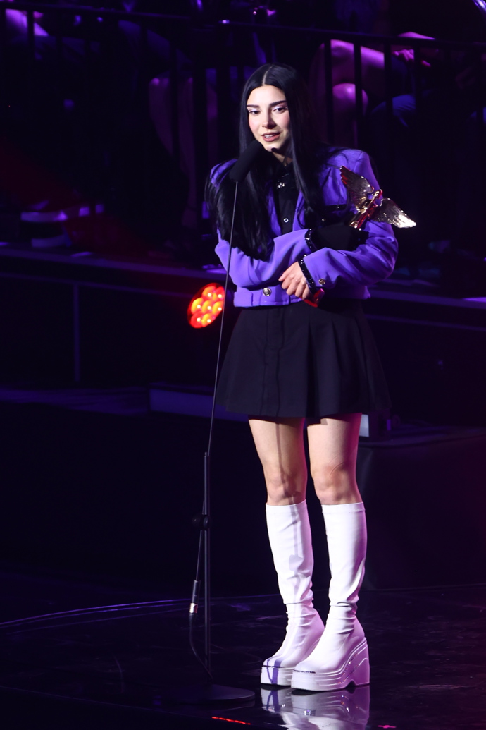 Pam Rabbit si v O2 universu převzala svou první sošku Anděla.