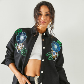 Vyšívaná košile. Jeden z hlavních prvků nejnovějšího kovbojského stylu. Nosí se přes crop top a můžete je i zavázat na uzel. (Trendyol 639 Kč)