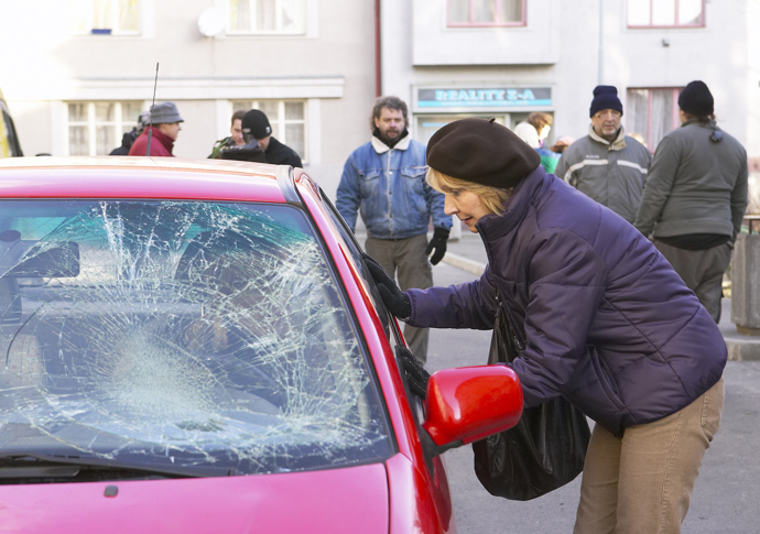 Pro Petra bylo horší, když jej přejela jeho manželka Eva (Markéta Tanner).