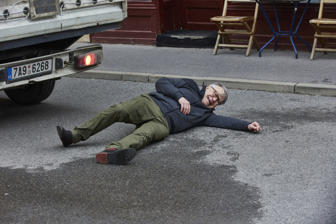 Iva (Hana Baroňová) měla první nehodu v Ulici již před pár lety. Při couvání srazila svého souseda Petra Kaštana (Antonín Procházka). 