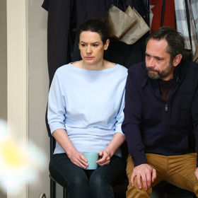 Iva má za sebou nepříjemný zážitek, srazila autem opilce, který ji obtěžoval. Teď kvůli tomu musí zamířit na policii. 