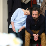 Vítek doprovází Ivu na policii, aby jí dodal odvahu.