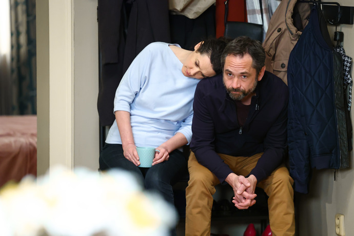 Vítek doprovází Ivu na policii, aby jí dodal odvahu.