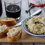 Vajíčková pomazánka s čerstvým sýrem je rychlá a levná. Připravit si ji můžete nejen na Velikonoce.