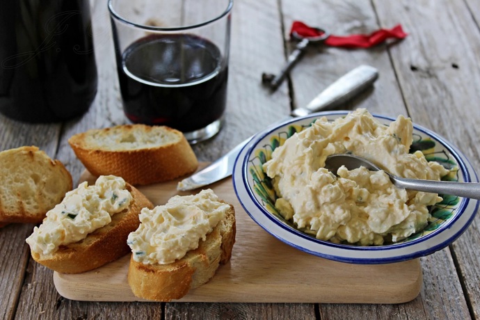 Vajíčková pomazánka s čerstvým sýrem je rychlá a levná. Připravit si ji můžete nejen na Velikonoce.