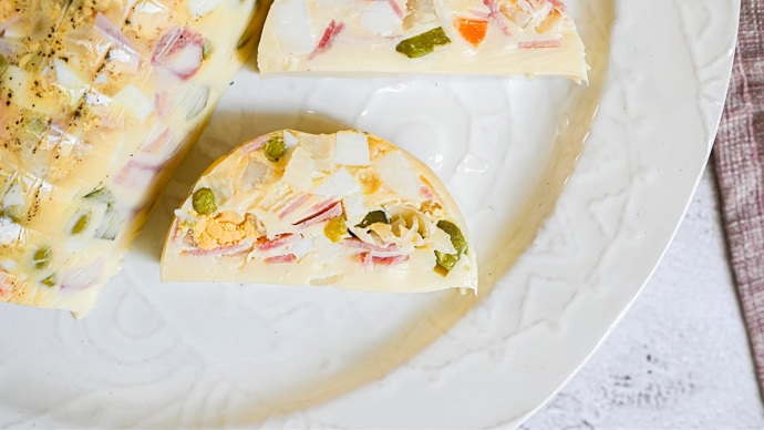 Vajíčková tlačenka neodmyslitelně patři k Velikonocům. Lze do ní použít gothaj nebo šunkový slám.