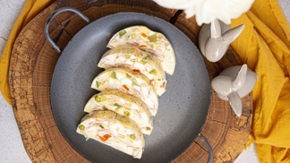 Nejlepší recepty z vajec: Na Velikonoce si připravte vajíčkovou tlačenku, ozdobná kuřátka s křenovou pomazánkou nebo slovenskou vaječnou hroudu