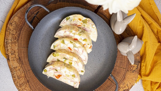 Nejlepší recepty z vajec: Na Velikonoce si připravte vajíčkovou tlačenku, ozdobná kuřátka s křenovou pomazánkou nebo slovenskou vaječnou hroudu