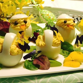 S trochou šikovnosti můžete vykouzlit i velikonoční vajíčka s křenovou pomazánkou.