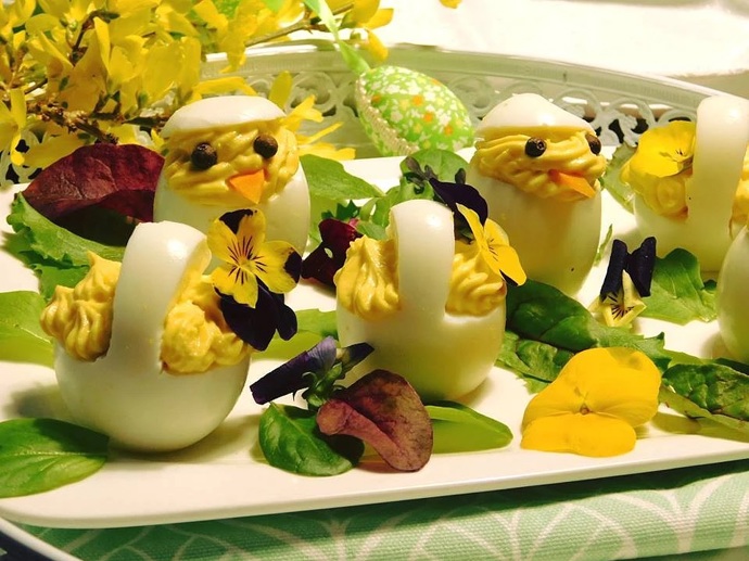 S trochou šikovnosti můžete vykouzlit i velikonoční vajíčka s křenovou pomazánkou.