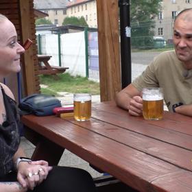 Náhradní maminka se svým vyměněným manželem. 