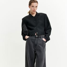 Strukturovaný bomber s výraznými rameny, H&M, 1 199 Kč