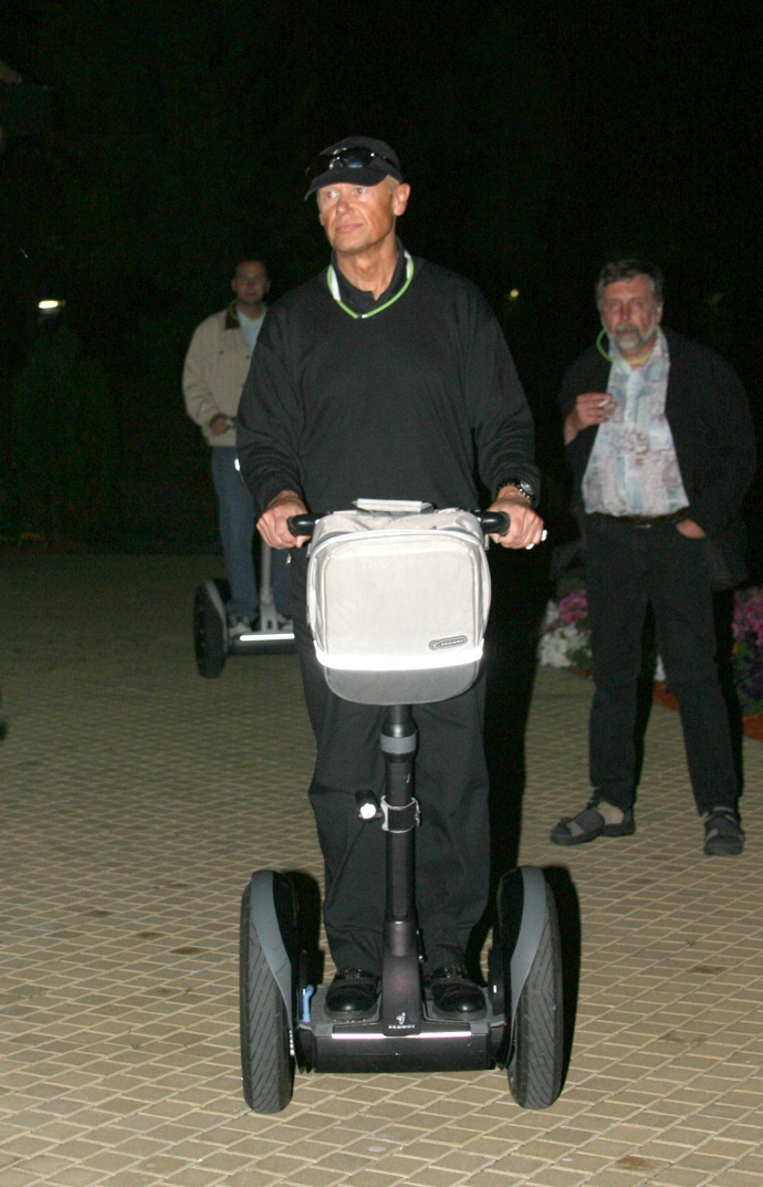 Stylu Jiří Korna nebyly a nejsou cizí ani futuristické technické vymoženosti. Jako jeden z prvních se po Praze proháněl na tomto věhlasném vozítku.