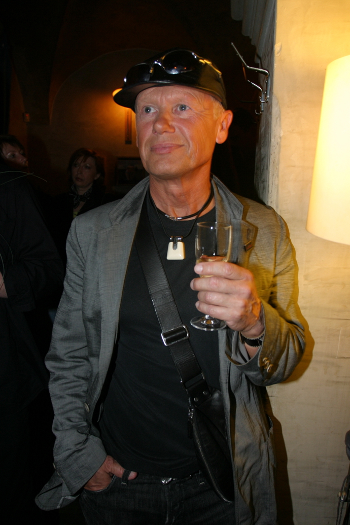 Zpěvákův styl občas oživí další neutrální barva, třeba šedivá.