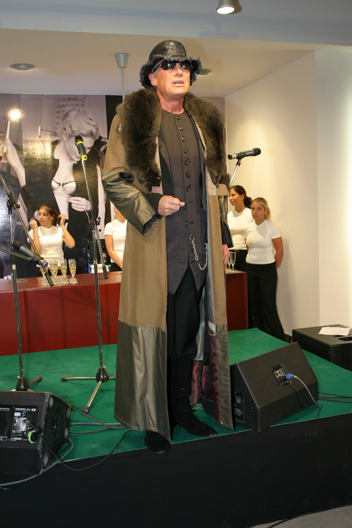 Jiří Korn se nebojí zapojit do svého osobitého stylu neobvyklé materiály. Taft a kožešina pěkně pospolu? Proč ne...