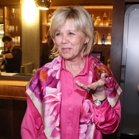 První dáma Eva Pavlová v růžové košili.