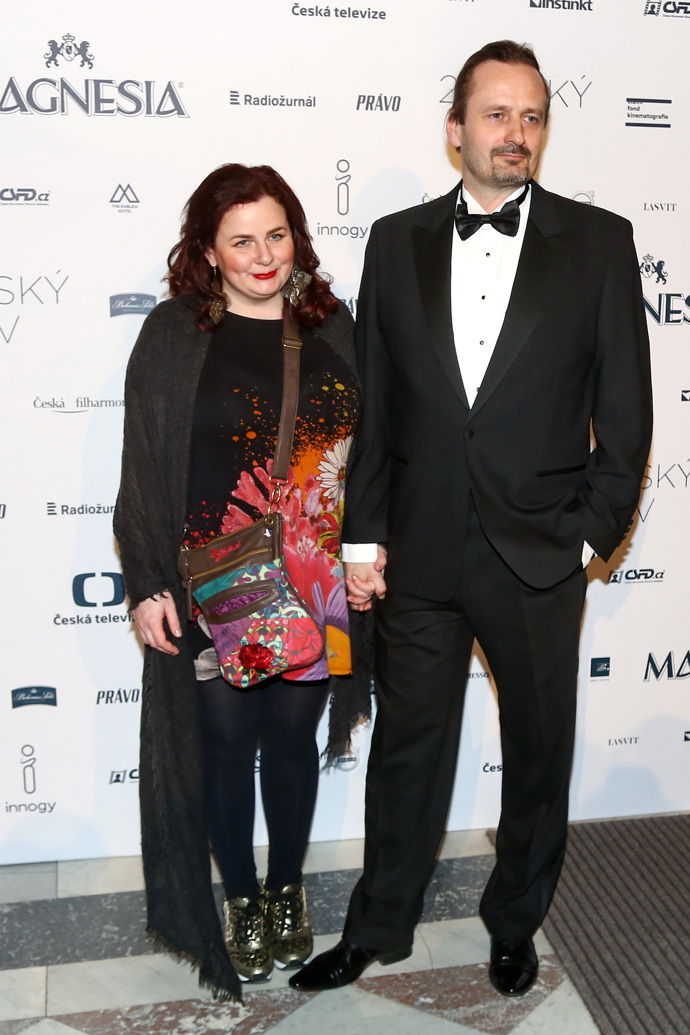 Dirigent Kryštof Marek a hudebnice Sára Bukovská. Ani ta neoblékla požadovaný dress code black tie. Zřejmě si spletla slavnostní večer s běžným dnem v práci.