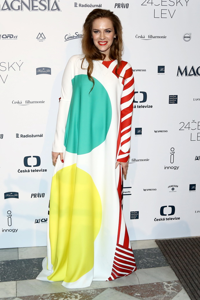 Herečka Petra Nesvačilová se svěřila do rukou profesionálů, přesto její róba připomínala spíše cirkusové šapitó. 