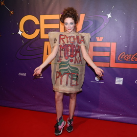 Zpěvačka Rozálie Havelková na letošní Ceny Anděl dorazila "jen" v jutovém pytli od brambor vyzdobeném úderným heslem.