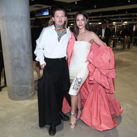 Přemek Forejt v kompletu od návrháře Michaela Kováčika, Eva Burešová v netypické bílé róbě.