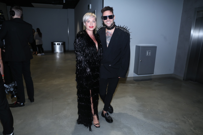 Martina Pártlová v roce 2024 na Cenách Anděl zazářila v opeřené černé róbě, její partner vytáhl sako s ocelovými ostny.