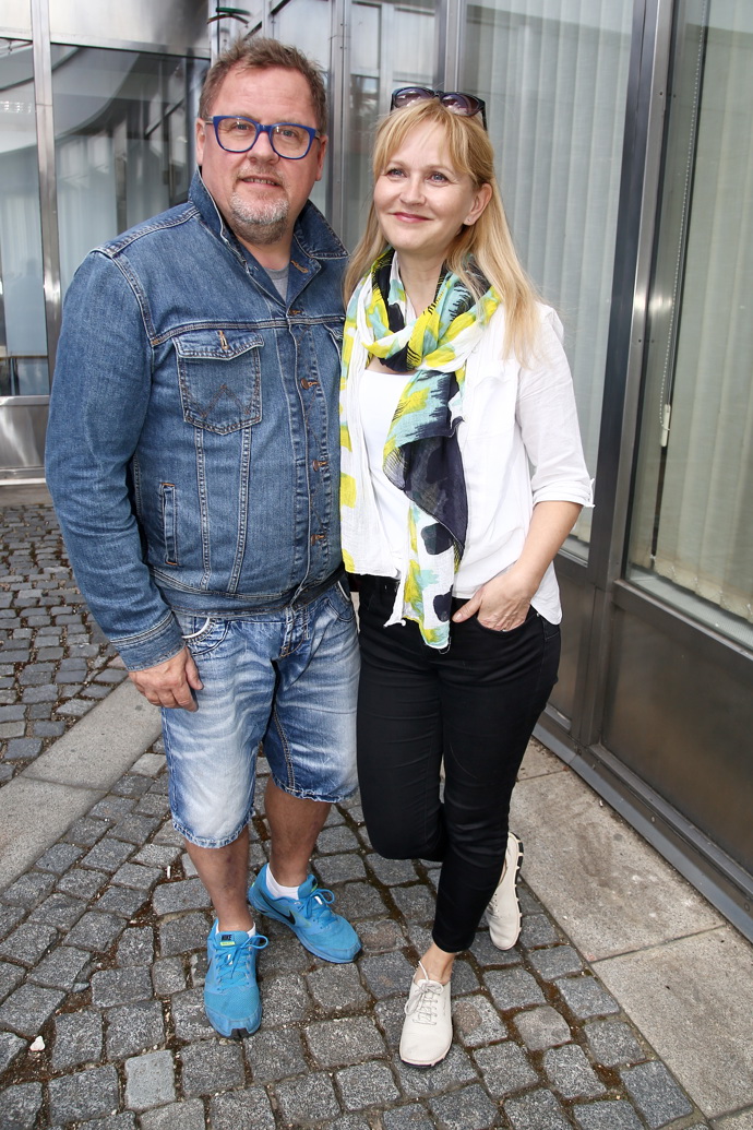 Manželka herce Václava Kopty Simona Vrbická nosí pohodlné bílé tenisky v kombinaci s černými kalhotami.