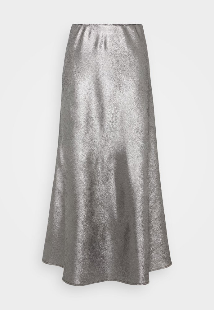 Metalické odlesky ozdobí i volnější střihy a odlehčené materiály. (YAS, 1 440 Kč)