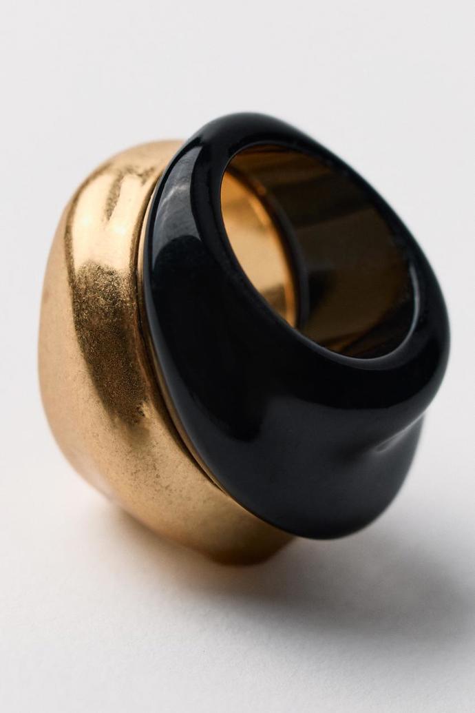 Prsten imitující kov, Zara, 449 Kč, je vytvořený z praktické odlehčené pryskyřice. 