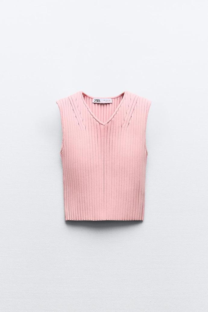 Úpletový set sestávající z krátkého topu bez rukávů a sukně v růžové prokoukne. (Top, Zara, 499 Kč)