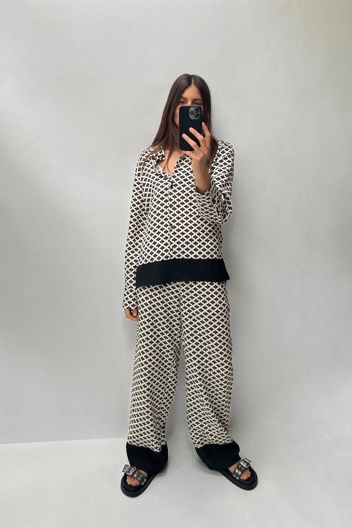Trendy kobinace stejného materiálu a potisku působí elegantně. 