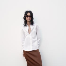 Košile k sukni vypadá mnohem lépe, když je zastrčená. Sukně Zara, 1 399 Kč