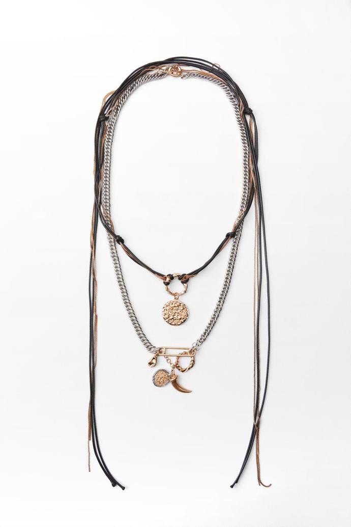 Stahovací koženou šňůrku typu bolo seženete spíše ve specializovaných obchodech, řetězec Zara ale nabízí tento vrstvený náhrdelník s koženými prvky, který také inklinuje ke country stylu. A je velmi ženský. (549 Kč)