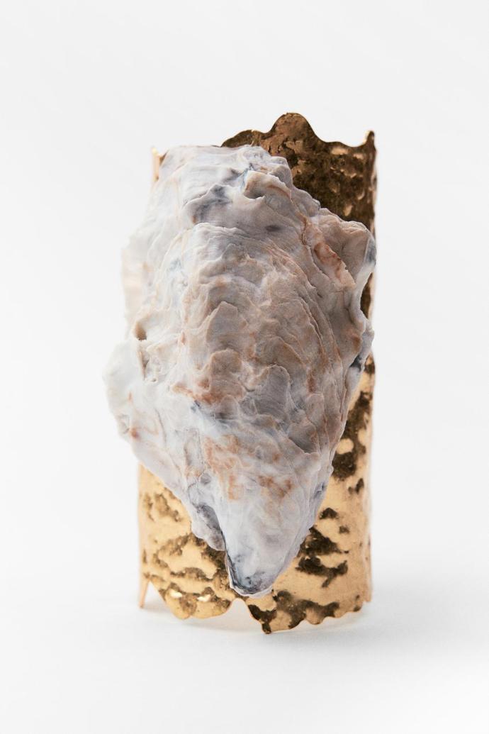 Masivní solitérní náramek s lasturou, Zara, 599 Kč