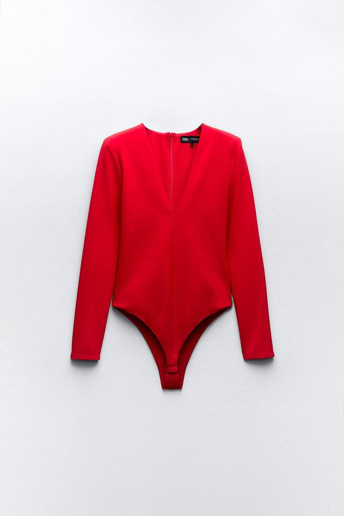 Hluboký dekolt zdobí i toto body s dlouhým rukávem. (Zara, 599 Kč)