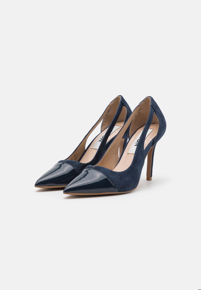 Outfit vhodně doladí prořezávané lodičky z kůže. (Zign, 2 040 Kč)