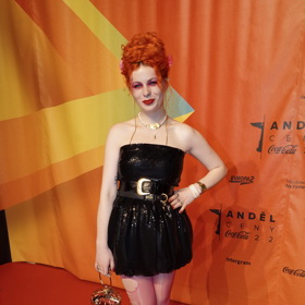 V roce 2023 oblékla zpěvačka Žofie Dařbujánová černé šaty od návrhářky Debbie Brown, doplněné o ptačí klec a rozervané punčocháče.