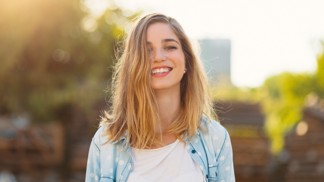 Adéla (20): Vlivnému klientovi jsem polila vodou drahý oblek. Místo vyhazovu přišla láska i práce snů