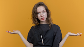 Petra (28): Nepřijde mi normální, že přítel řeší své problémy s bejvalkou. Od toho má mít mě